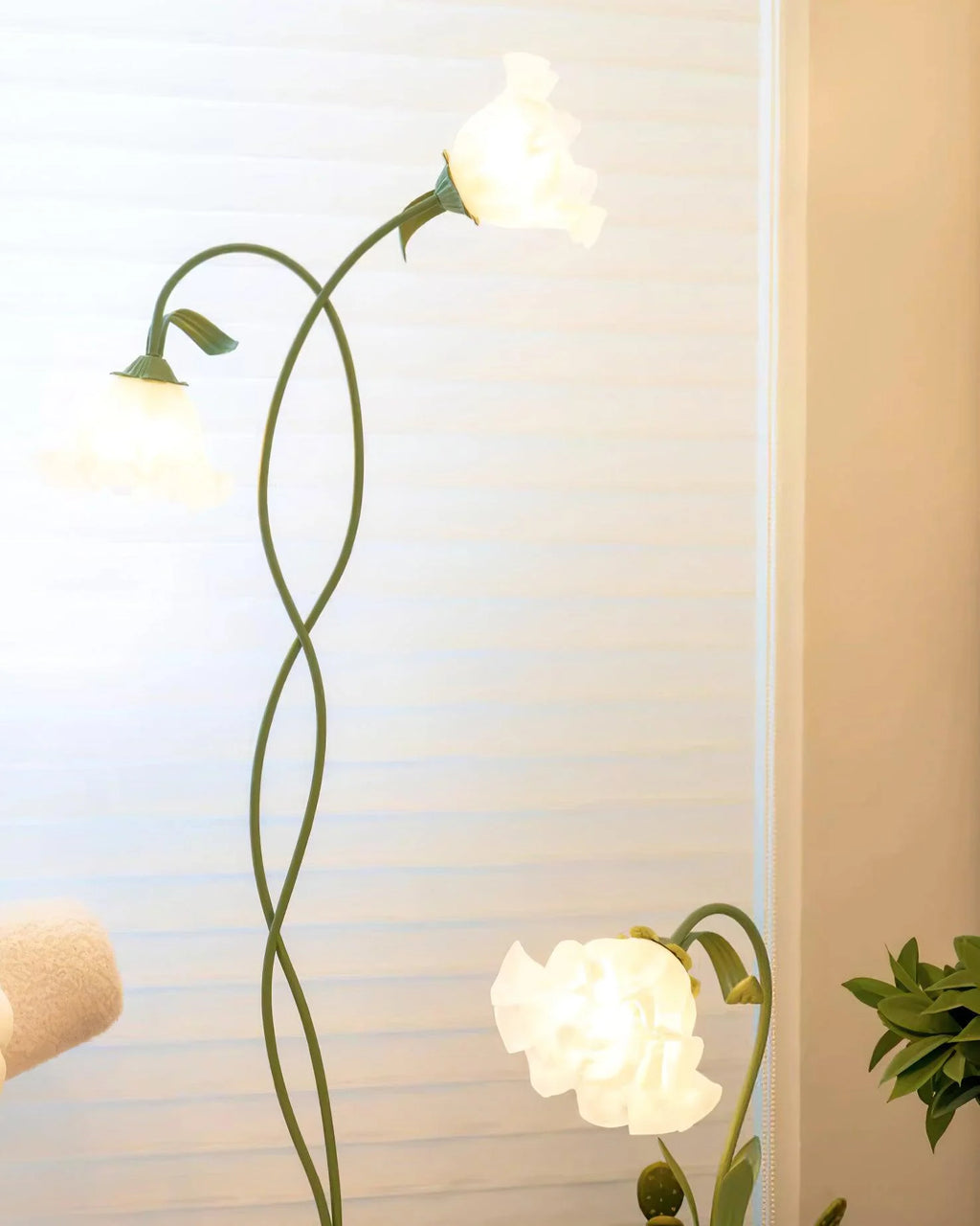 Floor Lamp | Floral Sculptural Design & Green Matte Metal